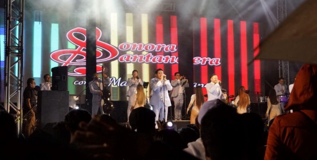 Pese a la típica llovizna xalapeña, los asistentes disfrutaron del elenco musical encabezado por la Sonora Santanera, con el cual se clausuró el evento. 