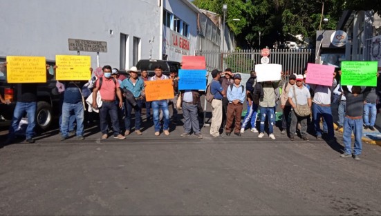 Campesinos de Chicontepec tomaron la sede de la SIOP, en demanda de obras para esa región. Trabajadores de la dependencia no pudieron entrar a laborar.