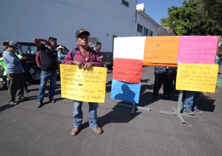 Campesinos de Chicontepec tomaron la sede de la SIOP, en demanda de obras para esa región. Trabajadores de la dependencia no pudieron entrar a laborar.