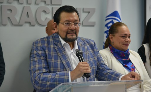 En conferencia de prensa, el panista Enrique Cambranis Torres, precisó que se inicia una nueva etapa en el Grupo Legislativo del PAN con una agenda que atienda la problemática que vive la población de Veracruz.
