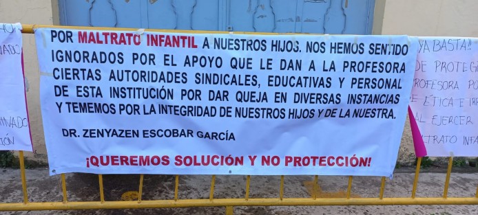 En el jardín de niños María Montessori, de la colonia Francisco I. Madero de Xalapa, un grupo de padres de familia se manifestó colocando mantas. Señalan que en la institución educativa hay maltrato infantil por parte de una profesora, presuntamente protegida. 

Acusan directamente a una profesora de cometer presuntamente las agresiones físicas contra los menores de edad.

