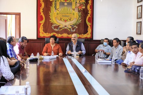 Solicitudes de obras hidráulicas, de pavimentación, de infraestructura y rehabilitación de calles y áreas verdes, se atendieron en una reunión entre distintos patronatos y funcionariado encabezado por el presidente municipal Ricardo Ahued Bardahuil. 

