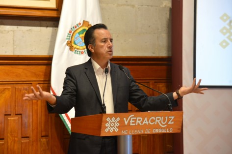 El gobernador Cuitláhuac García Jiménez, informó de un operativo en escuelas de Veracruz y Xalapa, para detener a quienes andan ofreciendo  sustancias y  pastillas controladas a estudiantes. Adelantó varias detenciones en esos municipios. 