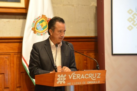 El ejecutivo estatal informó que informó que fue por insolación los desmayos de estudiantes del bachillerato Cuauhtémoc en la ciudad de Poza Rica. Aclaró que no fueron 30, sino 9 los jóvenes que se desvanecieron. Ya se atendió de inmediato, precisó.