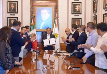 El presidente municipal Ricardo Ahued Bardahuil asistió la firma del Decreto para designar como Área Natural Protegida en la categoría de Reserva Ecológica al predio San Pedro en el Monte, que encabezó el gobernador Cuitláhuac García Jiménez.

