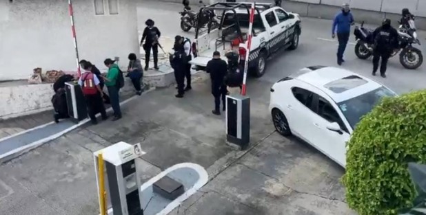 Una persona fue agredida a balazos frente a Plaza Crystal en la zona de bancos pasado el mediodía de este martes cuando se encontraba en su vehículo. Resultó lesionado en un brazo,  mientras los agresores huyeron por la avenida Lázaro Cárdenas. 