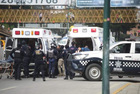 Los elementos de la Policía Estatal llegaron al lugar para atender al hombre que fue atacado, y lo trasladaron para su atención médica. 
