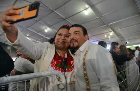 En la pasarela política durante el IV Informe del Gobernador Cuitláhuac García, el diputado  Juan Javier Gómez Cazarin fue de los más solicitado para la foto del recuerdo.