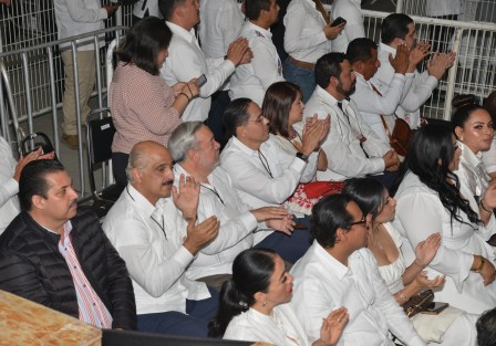 El alcalde de Xalapa, Ricardo Ahued, entre los funcionarios que asistieron a la presentación del IV Informe del Gobernador. 