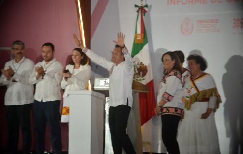 Entre aplausos y gritos el mandatario estatal presumió las más de tres mil obras, y en un hecho histórico subió al estrado a sus secretarios de despacho para agradecerles su esfuerzo.