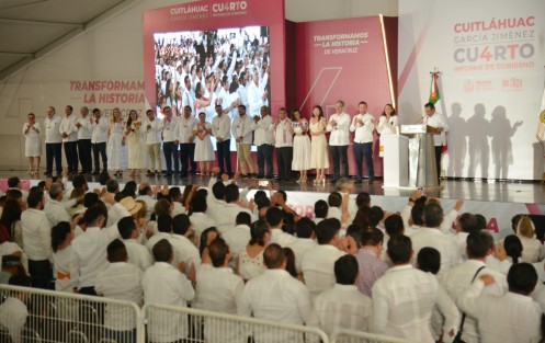 Entre aplausos y gritos el mandatario estatal presumió las más de tres mil obras, y en un hecho histórico subió al estrado a sus secretarios de despacho para agradecerles su esfuerzo.