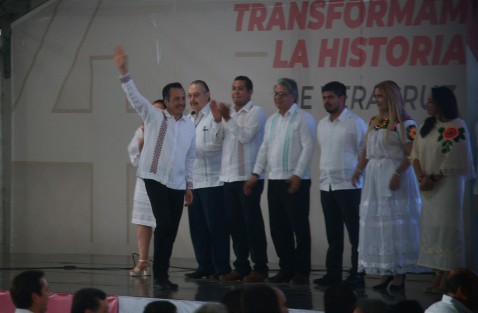 Entre aplausos y gritos el mandatario estatal presumió las más de tres mil obras, y en un hecho histórico subió al estrado a sus secretarios de despacho para agradecerles su esfuerzo.