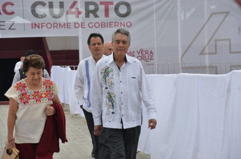 Padres y hermano del Gobernador Cuitláhuac García Jiménez, también acompañaron. 