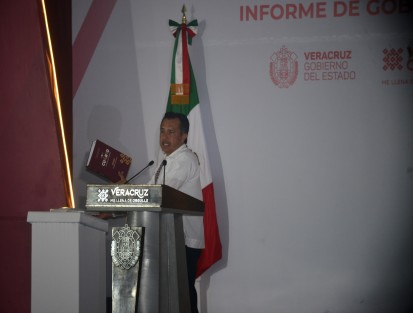 El gobernador Cuitláhuac García Jiménez rindió el IV Informe de Gobierno, en el que destacó los resultados de cuatro años de administración, los cuales confirman que con más obras se transforma la historia de Veracruz, superando a quienes aparentaban entregar acciones porque robarse el dinero era lo mejor que sabían hacer.

