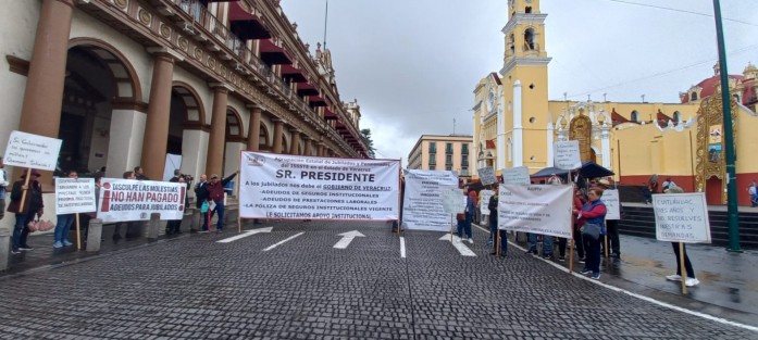 Jubilados de la AJUPIV se manifestaron y bloquearon por algunos minutos la calle Enríquez, frente al Palacio de Gobierno. Como cada jueves exigieron al gobernador el pago de seguros institucionales y otras prestaciones que se adeudan desde hace años por aseguradoras.  