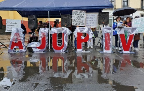 Jubilados de la AJUPIV se manifestaron y bloquearon por algunos minutos la calle Enríquez, frente al Palacio de Gobierno. Como cada jueves exigieron al gobernador el pago de seguros institucionales y otras prestaciones que se adeudan desde hace años por aseguradoras.  