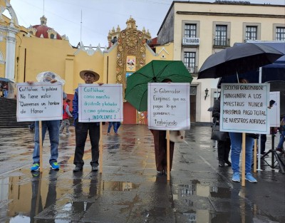 Jubilados de la AJUPIV se manifestaron y bloquearon por algunos minutos la calle Enríquez, frente al Palacio de Gobierno. Como cada jueves exigieron al gobernador el pago de seguros institucionales y otras prestaciones que se adeudan desde hace años por aseguradoras.  