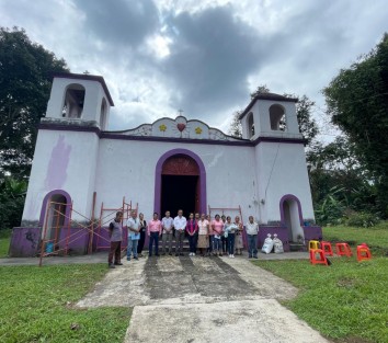 La Capilla del Sagrado Corazón de Jesús, ubicada en Texín, localidad del municipio de Teocelo, beneficiada para su restauración por el Fondo de Apoyo a Comunidades para la Restauración de Monumentos y Bienes Artísticos de Propiedad Federal (FOREMOBA), reinicirá trabajos de restauración que por años habían quedado inconclusos, anuncia el IVEC.   

