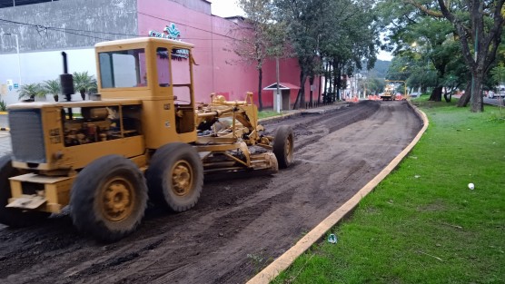 Iniciaron trabajos de reencarpetamiento  de la avenida Ruiz Cortines, por lo que en el tramo de las calles Arboledas a Avenida Acueducto se habilita la circulación en doble sentido sobre el carril que corre hacia la Secretaría de Finanzas. 