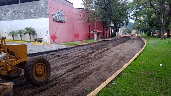 Iniciaron trabajos de reencarpetamiento  de la avenida Ruiz Cortines, por lo que en el tramo de las calles Arboledas a Avenida Acueducto se habilita la circulación en doble sentido sobre el carril que corre hacia la Secretaría de Finanzas. 