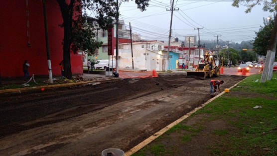 Iniciaron trabajos de reencarpetamiento  de la avenida Ruiz Cortines, por lo que en el tramo de las calles Arboledas a Avenida Acueducto se habilita la circulación en doble sentido sobre el carril que corre hacia la Secretaría de Finanzas. 