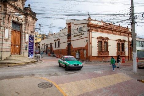 Para agilizar el tránsito en la zona, el segundo tramo en rehabilitación de la calle Francisco Javier Clavijero se reabrió al paso vehicular, mientras que los trabajos de detalle en banquetas, señalética y demás mobiliario urbano quedará en los próximos días.