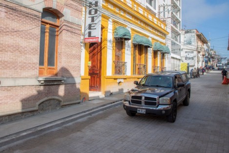 Para agilizar el tránsito en la zona, el segundo tramo en rehabilitación de la calle Francisco Javier Clavijero se reabrió al paso vehicular, mientras que los trabajos de detalle en banquetas, señalética y demás mobiliario urbano quedará en los próximos días.
