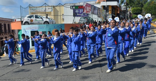 Alumnos, profesores, personal directivo y administrativo de ambos turnos de la Escuela Secundaria General Julio Zárate realizaron un desfile desde su plantel educativo hasta el centro de la ciudad, con motivo del 50 aniversario de esta institución educativa.