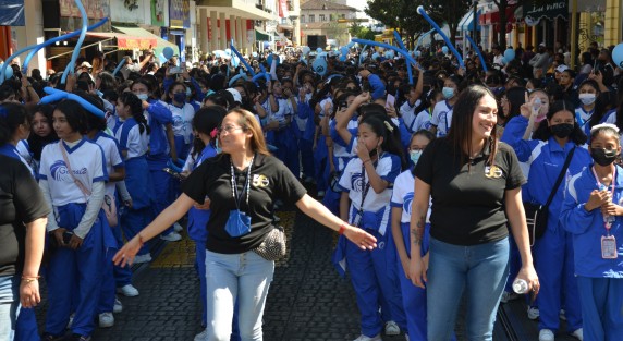 Alumnos, profesores, personal directivo y administrativo de ambos turnos de la Escuela Secundaria General Julio Zárate realizaron un desfile desde su plantel educativo hasta el centro de la ciudad, con motivo del 50 aniversario de esta institución educativa.