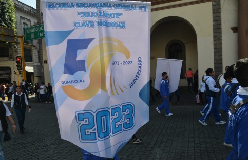 Alumnos, profesores, personal directivo y administrativo de ambos turnos de la Escuela Secundaria General Julio Zárate realizaron un desfile desde su plantel educativo hasta el centro de la ciudad, con motivo del 50 aniversario de esta institución educativa.