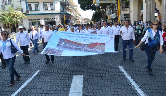 Alumnos, profesores, personal directivo y administrativo de ambos turnos de la Escuela Secundaria General Julio Zárate realizaron un desfile desde su plantel educativo hasta el centro de la ciudad, con motivo del 50 aniversario de esta institución educativa.
