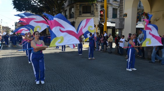 Alumnos, profesores, personal directivo y administrativo de ambos turnos de la Escuela Secundaria General Julio Zárate realizaron un desfile desde su plantel educativo hasta el centro de la ciudad, con motivo del 50 aniversario de esta institución educativa.