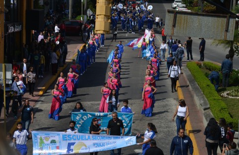 Alumnos, profesores, personal directivo y administrativo de ambos turnos de la Escuela Secundaria General Julio Zárate realizaron un desfile desde su plantel educativo hasta el centro de la ciudad, con motivo del 50 aniversario de esta institución educativa.