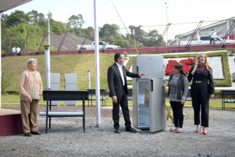  Para elevar la calidad de vida de la población vulnerable, el Sistema Estatal para el Desarrollo Integral de la Familia (DIF) entregó 2 mil 859 paquetes de enseres e infraestructura del hogar a igual número de habitantes de 21 municipios de la zona centro de Veracruz.


