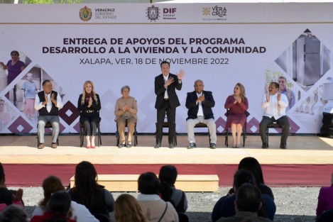 El gobernador Cuitláhuac García Jiménez afirmó que mediante el esquema Desarrollo a la Vivienda y la Comunidad han sido distribuidos más de 12 mil apoyos que complementan de manera focalizada la gran labor que realiza el Presidente de la República en favor de quienes más los necesitan.