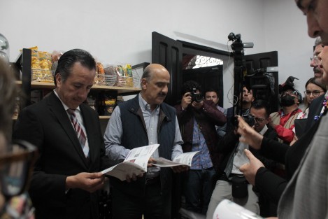 El Gobernador Cuitláhuac García, junto con el titular de SEDECOP, Enrique Nachón y el alcalde de Xalapa, Ricardo Ahued, inauguraron la tienda física Hecho en Veracruz, en el barrio de San José.