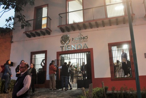 El Gobernador Cuitláhuac García, junto con el titular de SEDECOP, Enrique Nachón y el alcalde de Xalapa, Ricardo Ahued, inauguraron la tienda física Hecho en Veracruz, en el barrio de San José.