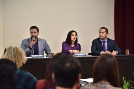 Con el propósito de coadyuvar en la incorporación de la perspectiva de género en la creación de contenidos para medios de comunicación, se realizó el curso taller Reportear con gafas violeta, organizado por el Congreso del Estado, a trav és de la Coordinación de Comunicación Social, y la Comisión Estatal para la Atención y Protección de los Periodistas (Ceapp).