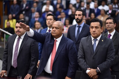 Los resultados de cuatro años de trabajo en favor de las y los veracruzanos están a la vista: un estado que vive con orden, estabilidad, paz, justicia, certeza jurídica y ánimo social, porque cuenta con un gobierno comprometido que le sirve con responsabilidad incansablemente a lo largo y ancho de su territorio, aseveró el titular de la Secretaría de Gobierno (Segob), Eric Patrocinio Cisneros Burgos, al comparecer ante el Congreso local, en el inicio de la Glosa del Cuarto Informe de Gobierno del Poder Ejecutivo estatal.