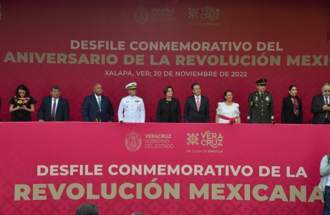El gobernador Cuitláhuac García Jiménez encabezó el desfile cívico-militar para conmemorar el 112 Aniversario de la Revolución Mexicana, uno de los momentos clave en la historia de nuestro país y al que el presidente Andrés Manuel López Obrador ha denominado la tercera transformación. 