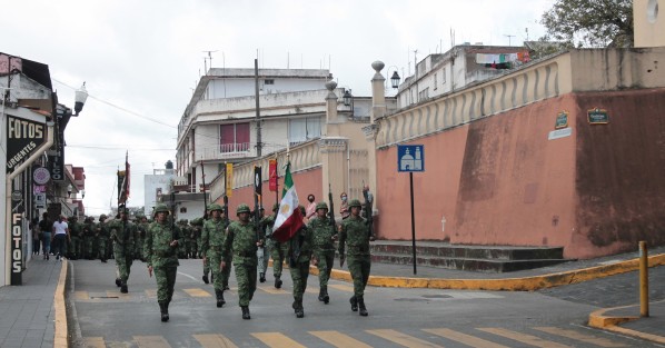Debido a las obras en algunas calles de la capital, el desfile conmemorativo al CXII Aniversario del inicio de la Revolución Mexicana tomó una ruta diferente a la habitual. 