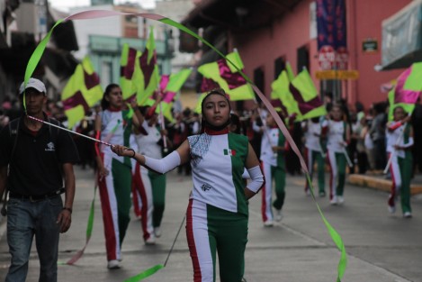 Los contingentes participantes en el desfile, como es tradicional, hicieron demostraciones deportiva y lucieron atuendos que evocan el periodo revolucionario. 