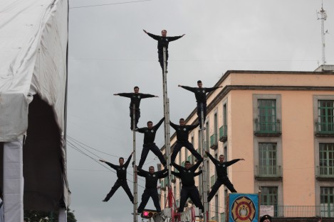 Los contingentes participantes en el desfile, como es tradicional, hicieron demostraciones deportiva y lucieron atuendos que evocan el periodo revolucionario. 