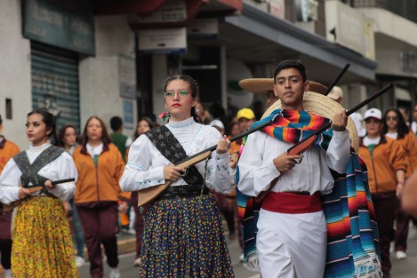 Los contingentes participantes en el desfile, como es tradicional, hicieron demostraciones deportiva y lucieron atuendos que evocan el periodo revolucionario. 