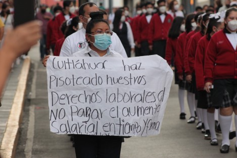 No faltó quien aprovechó el desfile para hacer pública su demanda. 