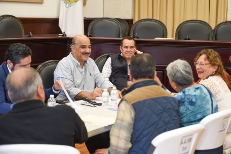 Acompañado por el senador Ernesto Pérez Astorga, el presidente municipal Ricardo Ahued Bardahuil realizó una jornada de audiencias ciudadanas en la que atendió solicitudes de la población relacionadas con el desarrollo de obra pública para mejorar la calidad de vida de quienes habitan en la periferia de Xalapa.

