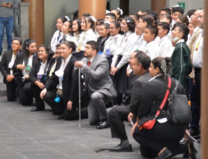 El mandatario Estatal Cuitláhuac García Jiménez Jiménez y el titular de la SEV, Zenyazen Escobar García, recibieron en Palacio de Gobierno a Niños Superados del Puerto de Veracruz, que fueron premiados con el Viaje Ruta de la Insurgencia. Visitarán Xalapa, Puebla, Ciudad de México, Querétaro, Guanajuato y Córdoba.  