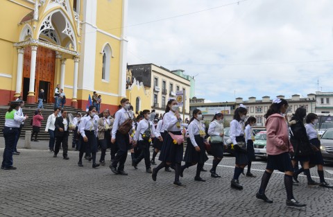 El mandatario Estatal Cuitláhuac García Jiménez Jiménez y el titular de la SEV, Zenyazen Escobar García, recibieron en Palacio de Gobierno a Niños Superados del Puerto de Veracruz, que fueron premiados con el Viaje Ruta de la Insurgencia. Visitarán Xalapa, Puebla, Ciudad de México, Querétaro, Guanajuato y Córdoba.  
