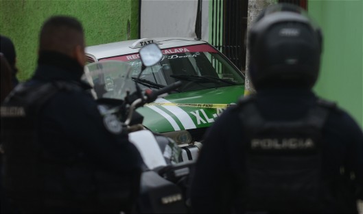 Versiones no oficiales aseguran que mientras circulaba, otro vehículo se le emparejó y desde ahí fue acribillado, por lo que perdió el control del vehículo y se estrelló contra un poste. Cuando llegaron los cuerpos de auxilio ya había fallecido. 
