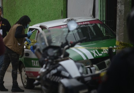También se dice que previamente a la agresión, el taxistas y sus ejecutores se vieron involucrados en un incidente vial. Se desplegó un operativo para tratar de dar con los agresores, pero sin resultado inmediato. 